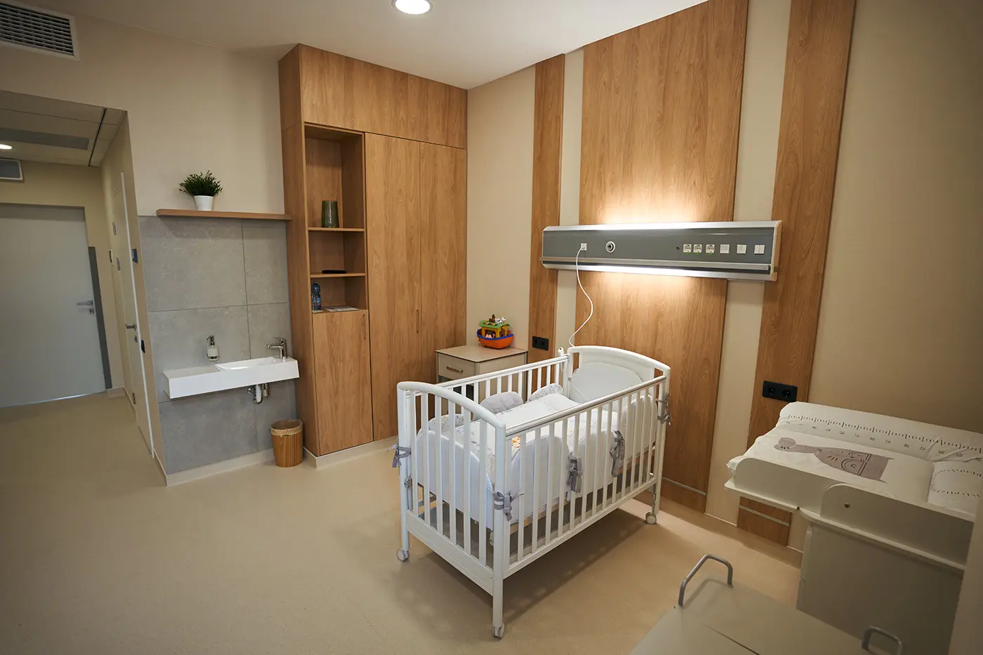 Birthing Center vs. Hospital: Which Setting Fits?
