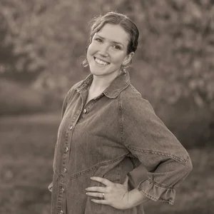 Halle Bradford logo