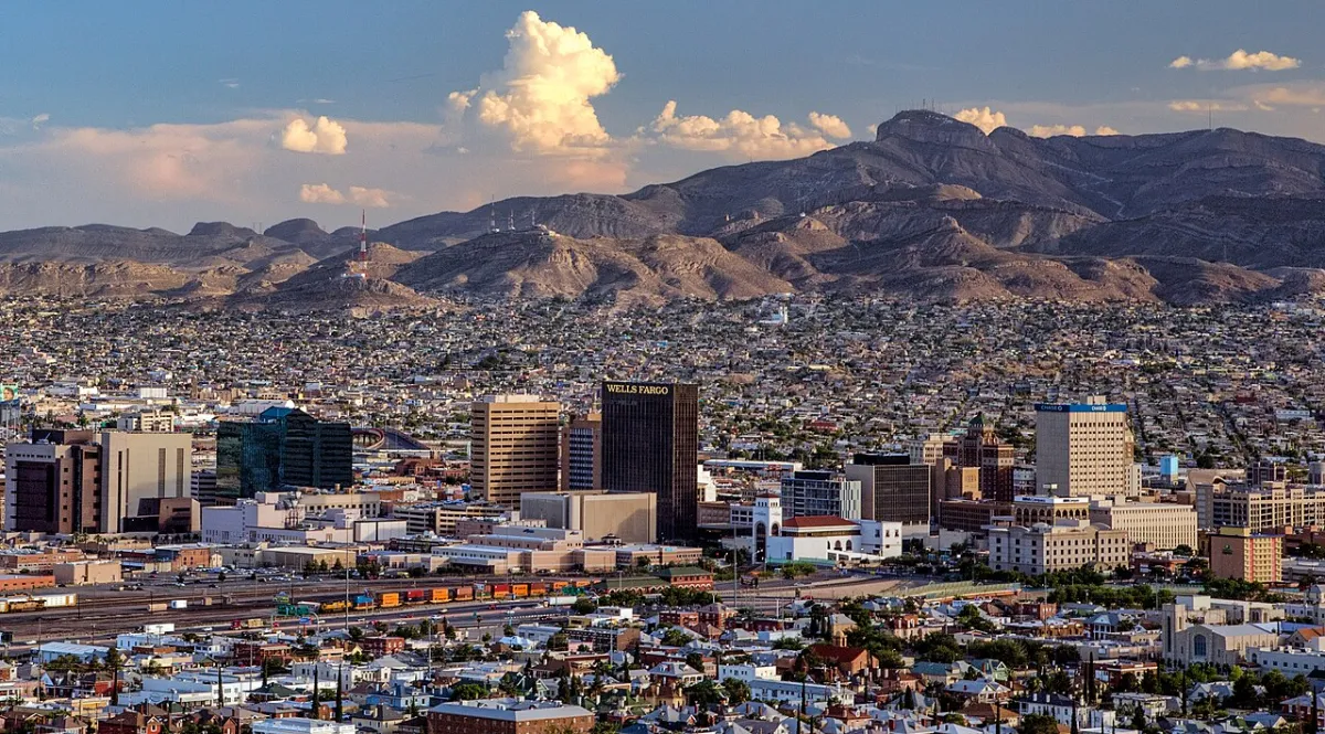 Skyline of El Paso, Texas, where families search for birth doulas and plan their hospital births.